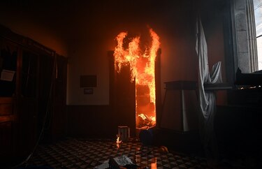 Manifestantes incendian sede del Congreso de Guatemala; piden la renuncia del presidente Giammattei