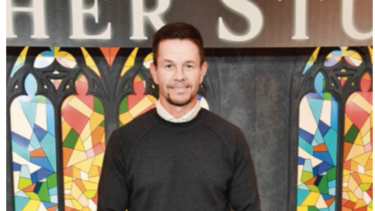 Mark Wahlberg se transforma para ‘El milagro del padre Stu’.