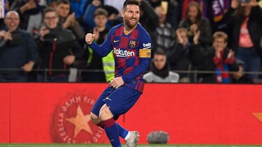 Un triplete de Messi permite al Barcelona mantener el liderato