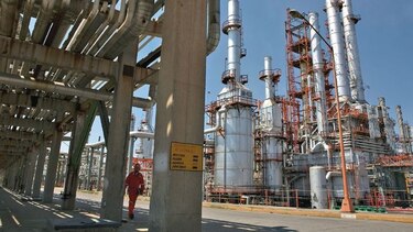 Pemex buscará socio para explorar campos terrestres