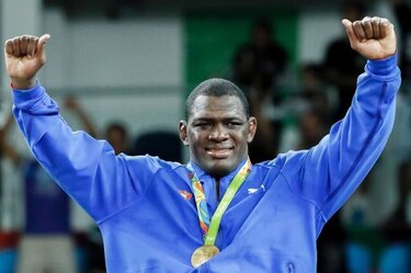 El luchador cubano Mijaín López gana su tercer oro olímpico consecutivo