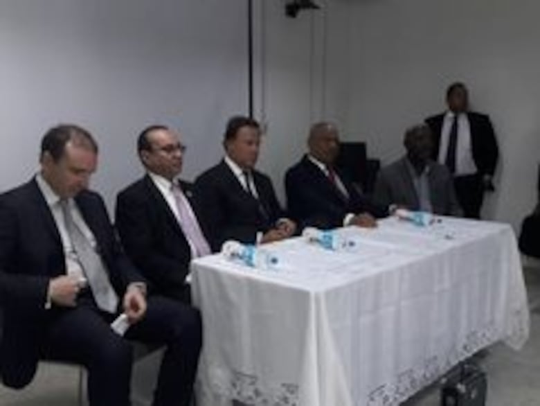 Varela inicia recorrido en Colón; visita el Centro Regional Universitario