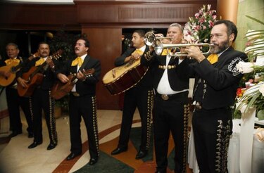 Diez instituciones públicas pagaron mariachis con fondos del Estado