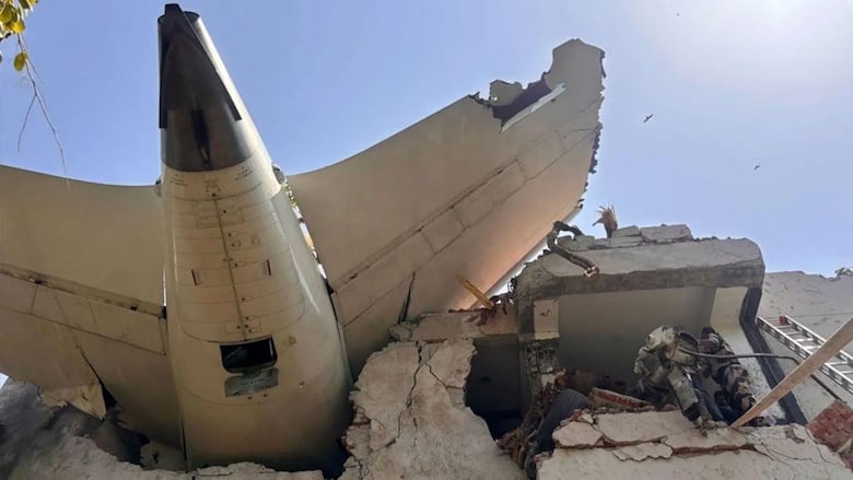 Qué se conoce del siniestro aéreo en India que involucró a más de 240 pasajeros