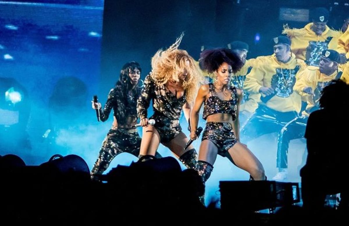 Beyoncé se reunión con Destiny's Child. El extrio se separó en junio de 2005.