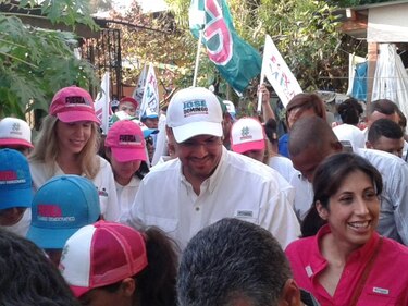 A ritmo de murga, Arias camina las calles de Boca la Caja