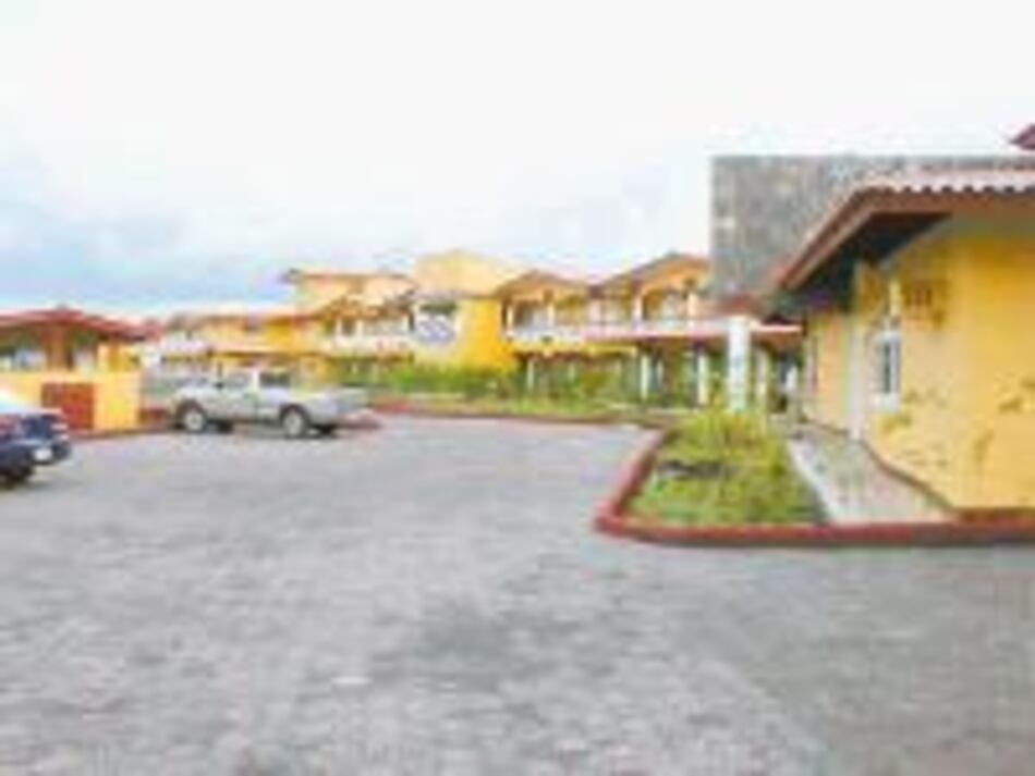 El Barceló ancló en playa Barqueta