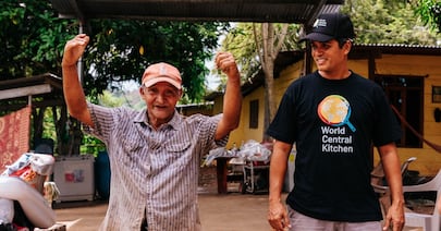 Chefs preparan 3,000 comidas diarias para damnificados del terremoto