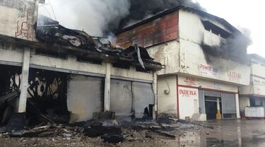 Incendio afecta a dos bodegas en la Zona Libre de Colón