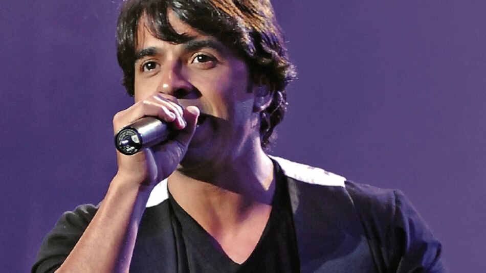 Luis Fonsi comparte las playas de su país