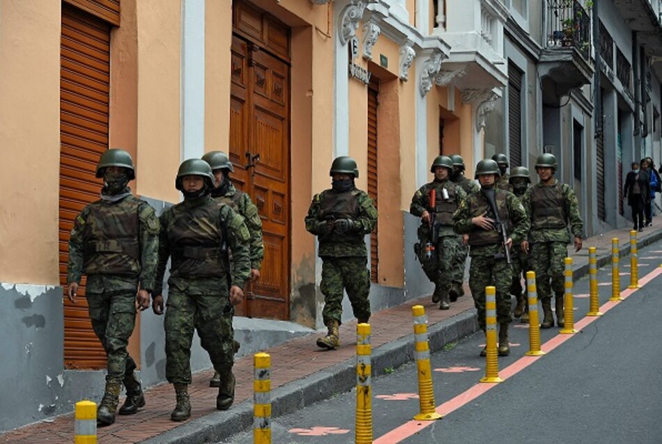 Presidente de Ecuador anuncia la reducción del precio de los combustibles