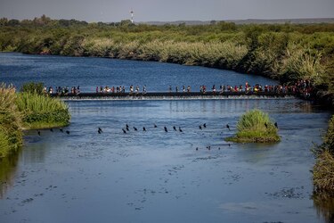 Más de 10,000 migrantes, muchos de Haití, acampan bajo un puente en la frontera sur de Estados Unidos
