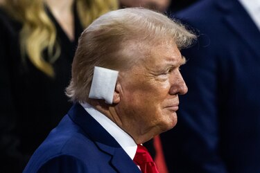 Trump reaparece con la oreja vendada ante los republicanos en Milwaukee