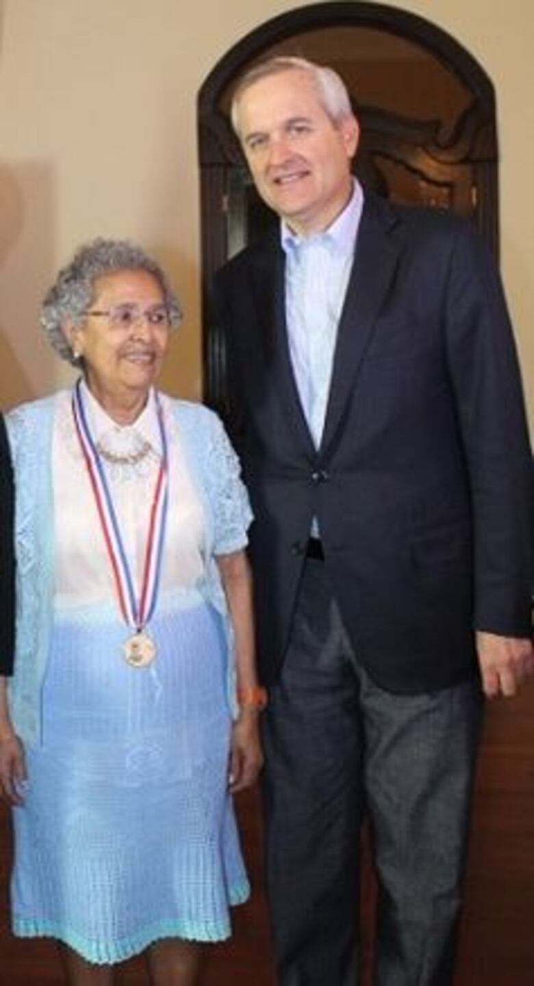 Buscan sucesora de la medalla Marta Matamoros 2016