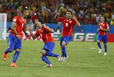 Chile sufrió para vencer 3-1 a Australia