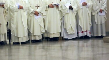 El Vaticano condena a un obispo francés acusado de acoger refugiados a cambio de favores sexuales