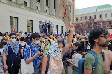 Más de 300 profesores de Harvard piden que universidad dialogue con estudiantes acampados