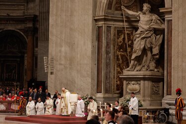 El Papa Francisco pide no perder esperanza en tiempos de guerra en la Vigilia Pascual