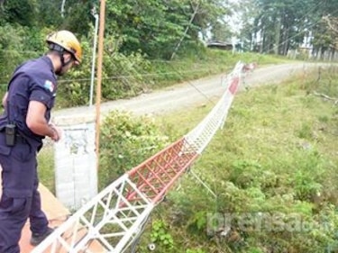Fuertes vientos derriban torre de comunicación en Cerro Canajagua