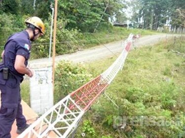 Fuertes vientos derriban torre de comunicación en Cerro Canajagua