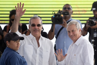 El presidente electo de Chile recorre el muro que construye República Dominicana en la frontera con Haití
