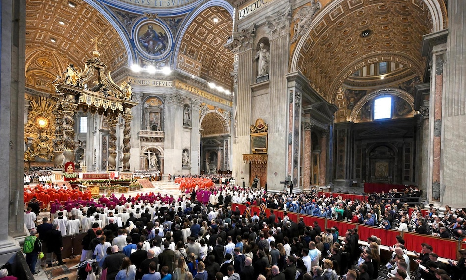 Cardenal decano pide ‘el papa que la humanidad necesita en este momento tan difícil’