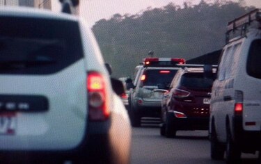 Un muerto y dos heridos en accidente entre bus y vehículo sedán