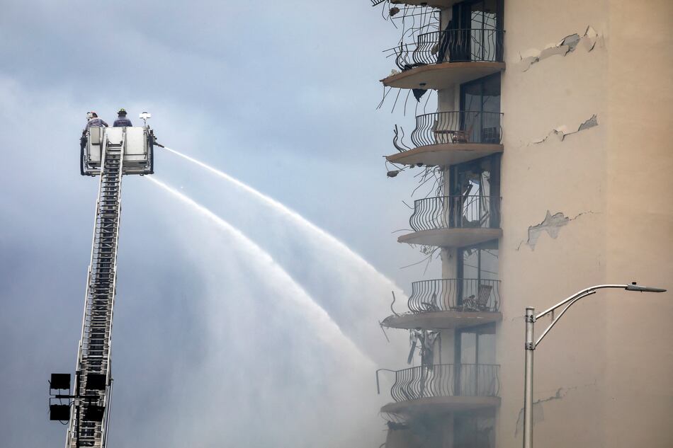 Un incendio dificulta las tareas de rescate en el edificio que se derrumbó en Miami
