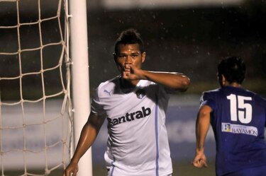 Panameño Blackburn marca tres goles en triunfo del Comunicaciones