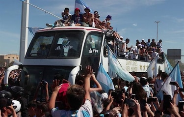 Dos hinchas se arrojaron desde un puente al bus de la ‘Scaloneta’