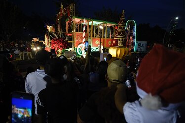 Carros alegóricos y bandas musicales, en el desfile navideño de la cinta costera