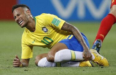 Neymar se burla de sí mismo al jugar con niños a 'caerse'