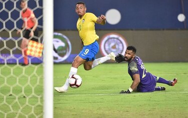 Brasil doblega 2-0 a Arabia Saudita