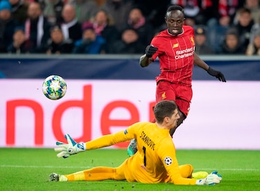 El campeón Liverpool sobrevive y avanza junto al Napoli a los octavos de la Champions