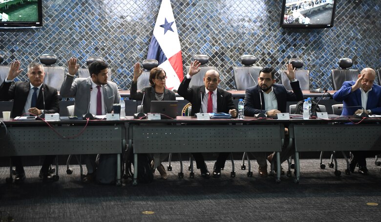 Diputados eliminan mesa tripartita y definen estrategia para debate de reformas a la CSS