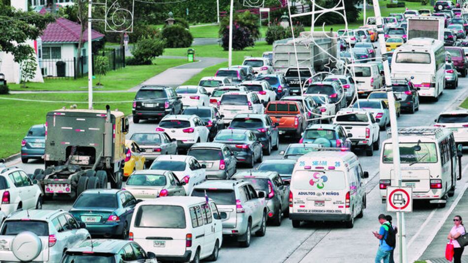 Automóviles gobiernan las calles