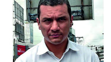 Jayson Pastor consigna fianza y sale de El Renacer
