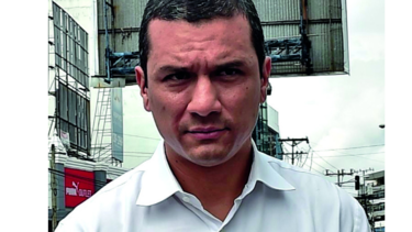 Jayson Pastor consigna fianza y sale de El Renacer