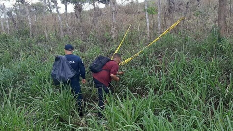 Herrera: Policía encuentra entre los matorrales 30 paquetes de droga