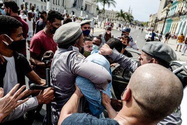 Gobierno cubano defenderá la revolución ‘al precio que sea necesario’ ante las históricas protestas