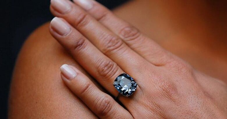 Subastan raro diamante azul por 48.5 millones de dólares