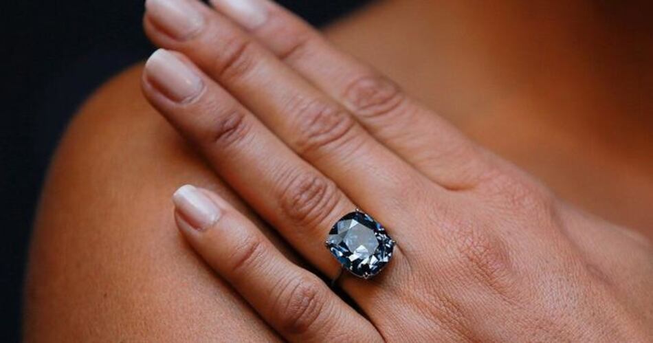 Subastan raro diamante azul por 48.5 millones de dólares