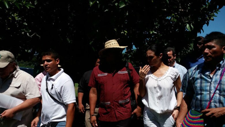 Indígenas cierran paño en vía Interamericana; Vicepresidenta llega a Tolé