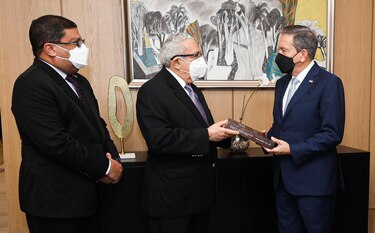 Cortizo recibe primer ejemplar de obra sobre la independencia de Panamá de España
