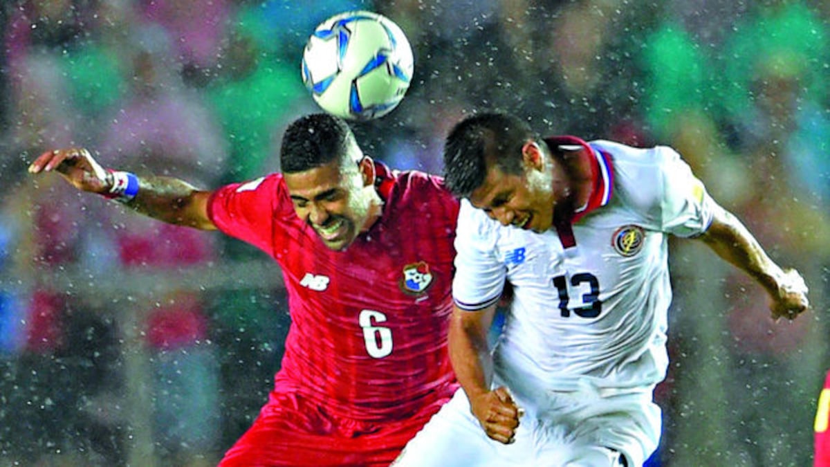 Gabriel Gómez (6), de Panamá, disputa el balón contra Óscar Granados, de Costa Rica, en acción del último partido de eliminatorias en el estadio Rommel Fernández en nov