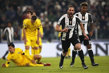 Higuaín certifica el liderato de grupo del Juventus
