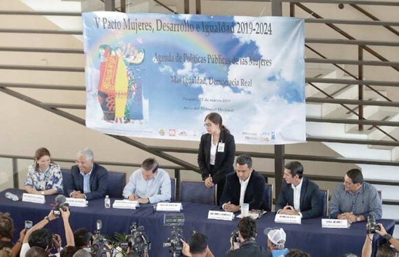 Candidatos presidenciales firman pacto por la mujer y la igualdad