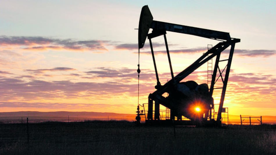 Precio del petróleo inicia el año en baja