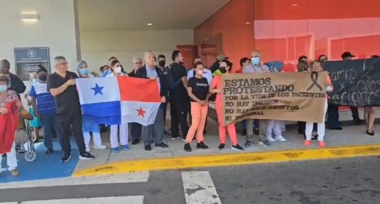 La primera protesta en la Ciudad de la Salud: pacientes de cardiología exigen insumos