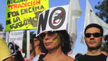 Miles de personas protestan en Madrid contra las corridas de toros